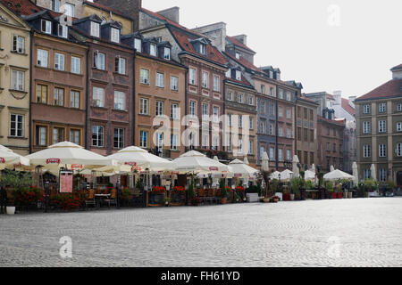 Edifici e ristorante patio nella zona della Piazza del Mercato della Città Vecchia, la Città Vecchia, Varsavia, Polonia. Foto Stock
