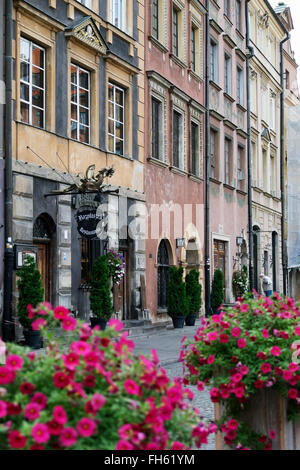 Scena di strada con edifici vecchi e ristorante segno, Città Vecchia, Varsavia, Polonia. Foto Stock