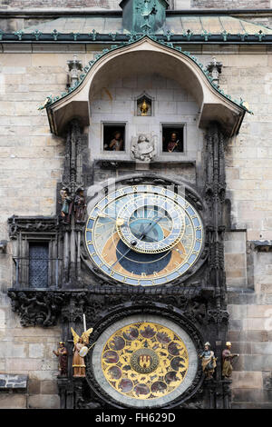 Close-up di Orologio Astronomico di Praga, la Piazza della Città Vecchia di Praga, Repubblica Ceca Foto Stock
