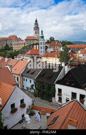 Panoramica dei tetti con castello di Cesky Krumlov, Cesky Krumlov, Repubblica Ceca. Foto Stock