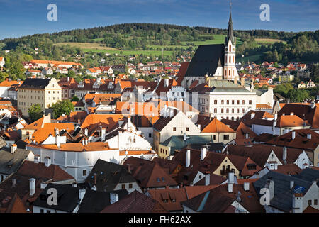 Panoramica della città e tetti con San Vito Chiesa, Cesky Krumlov, Repubblica Ceca. Foto Stock