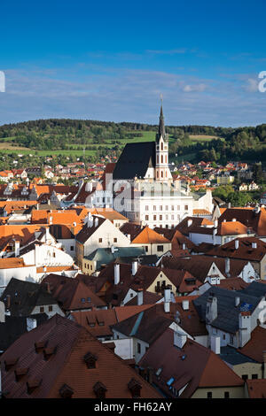 Panoramica della città e tetti con San Vito Chiesa, Cesky Krumlov, Repubblica Ceca. Foto Stock
