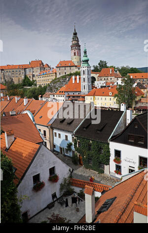 Panoramica della città e i tetti e le torri di San Jost Chiesa e castello di Cesky Krumlov, Cesky Krumlov, Replublic ceca Foto Stock