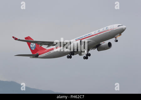 Sichuan Airlines Airbus A330-200 in aria dopo aver preso il largo. Foto Stock