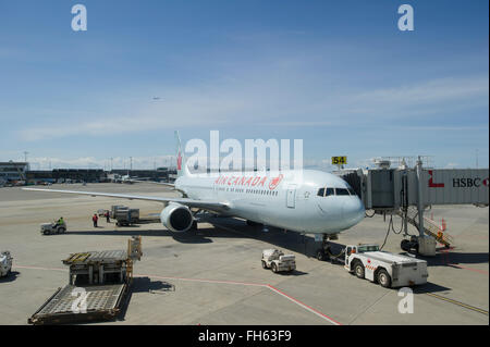 Air Canada Boeing 767-33A(ER) agganciato alla spinta indietro cargo carico YVR Vancouver International Airport Terminal Foto Stock