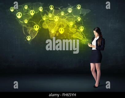 Imprenditrice in ufficio con tablet e social network mappa del mondo Foto Stock