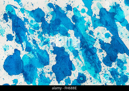 Acquerelli astratti blu con macchie di inchiostro sul bianco carta granulosa. Da utilizzare come texture di sfondo o. Elemento di design. Foto Stock