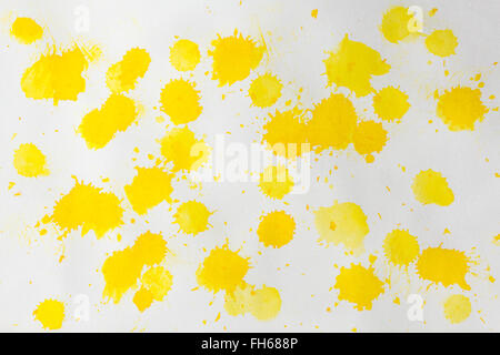 Acquerello giallo schizzi astratti bianco su carta granulosa. Elemento di design. Da utilizzare come sfondo. Foto Stock