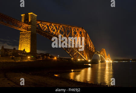 Forth Bridge di notte,guardando verso sud da North Queensferry, Fife, Scozia. Foto Stock