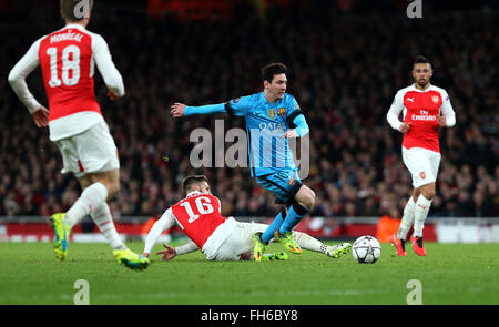 Londra, Regno Unito. Il 23 febbraio, 2016. Lionel Messi 2 (R) di Barcellona si rompe durante la UEFA Champions League Round di 16 1a gamba match tra Arsenal e Barcellona a Emirates Stadium a Londra in Inghilterra nel febbraio 23, 2016. Arsenal ha perso 0-2. © Han Yan/Xinhua/Alamy Live News Foto Stock