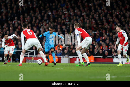 Londra, Regno Unito. Il 23 febbraio, 2016. Neymar (C) di Barcellona si rompe durante la UEFA Champions League Round di 16 1a gamba match tra Arsenal e Barcellona a Emirates Stadium a Londra in Inghilterra nel febbraio 23, 2016. Arsenal ha perso 0-2. © Han Yan/Xinhua/Alamy Live News Foto Stock