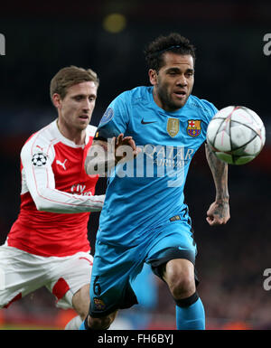 Londra, Regno Unito. Il 23 febbraio, 2016. Dani Alves (R) di Barcellona controlla la sfera durante la UEFA Champions League Round di 16 1a gamba match tra Arsenal e Barcellona a Emirates Stadium a Londra in Inghilterra nel febbraio 23, 2016. Arsenal ha perso 0-2. © Han Yan/Xinhua/Alamy Live News Foto Stock