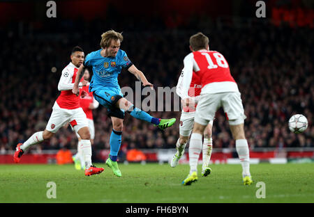 Londra, Regno Unito. Il 23 febbraio, 2016. Ivan Rakitic (C) di germogli di Barcellona durante la UEFA Champions League Round di 16 1a gamba match tra Arsenal e Barcellona a Emirates Stadium a Londra in Inghilterra nel febbraio 23, 2016. Arsenal ha perso 0-2. © Han Yan/Xinhua/Alamy Live News Foto Stock