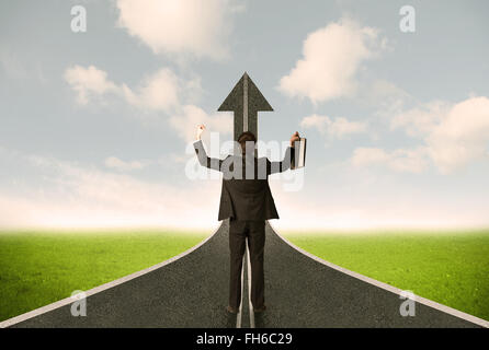 Imprenditore lokking a 3d strada freccia upgoing Foto Stock
