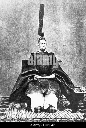 Ritratto dell'Imperatore Meiji ( 3 Novembre 1852 - 30 luglio 1912 ) in giapponese stoffa tradizionale 1872. Foto Stock