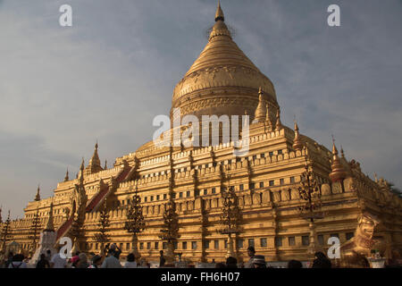 Stupa centrale presso la pagoda di Shwezigon Bagan,Myanmar Foto Stock