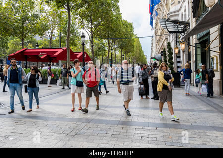 Gli amanti dello shopping e delle passeggiate godendo una giornata fuori sul famoso Champ-Elysees Parigi Francia Foto Stock