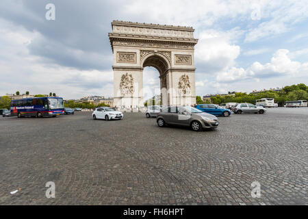 Il traffico round Arc de Triomphe a Parigi Francia Foto Stock