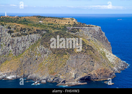 Nave passando l'isola di Tasmania Foto Stock