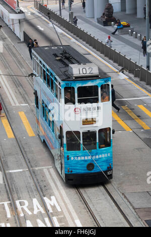 Vecchio a doppio adorna tram fornire servizio di transito nel distretto Centrale dell'Isola di Hong Kong, Hong Kong Foto Stock