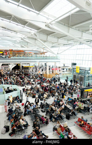 Vista interna di Londra Heathrow Terminal 5, occupato con i passeggeri. Foto Stock