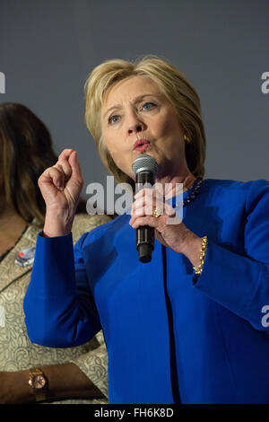 Columbia nella Carolina del Sud, Stati Uniti d'America. Il 23 febbraio, 2016. Candidato presidenziale democratico Hillary Rodham Clinton grazie sostenitori e i partecipanti a seguito di abbattere le barriere Forum sulla violenza pistola presso la centrale Chiesa Battista di Febbraio 23, 2016 a Columbia nella Carolina del Sud. Alla manifestazione hanno partecipato le mamme che hanno perso i loro figli alla pistola la violenza della polizia e gli incidenti. Foto Stock