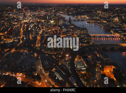 Una veduta aerea del Fiume Tamigi al tramonto a Londra, Inghilterra. (Adrien Veczan) Foto Stock