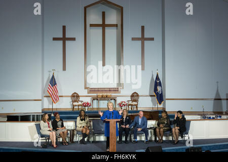 Columbia nella Carolina del Sud, Stati Uniti d'America. Il 23 febbraio, 2016. Candidato presidenziale democratico Hillary Rodham Clinton durante l'abbattere le barriere Forum sulla violenza pistola presso la centrale Chiesa Battista di Febbraio 23, 2016 a Columbia nella Carolina del Sud. Alla manifestazione hanno partecipato le mamme che hanno perso i loro figli alla pistola la violenza della polizia e gli incidenti. Foto Stock