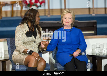 Columbia nella Carolina del Sud, Stati Uniti d'America. Il 23 febbraio, 2016. Candidato presidenziale democratico Hillary Rodham Clinton e Sybrina Fulton, madre di Trayvon Martin di condividere un momento durante il abbattendo le barriere di Forum sulla violenza pistola presso la centrale Chiesa Battista di Febbraio 23, 2016 a Columbia nella Carolina del Sud. Alla manifestazione hanno partecipato le mamme che hanno perso i loro figli alla pistola la violenza della polizia e gli incidenti. Foto Stock