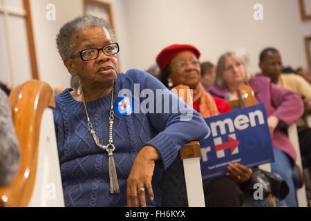 Columbia nella Carolina del Sud, Stati Uniti d'America. Il 23 febbraio, 2016. I sostenitori di ascoltare la discussione durante l'abbattere le barriere Forum tenuto dal candidato presidenziale democratico Hillary Rodham Clinton presso la centrale Chiesa Battista di Febbraio 23, 2016 a Columbia nella Carolina del Sud. Alla manifestazione hanno partecipato le mamme che hanno perso i loro figli alla pistola la violenza della polizia e gli incidenti. Foto Stock