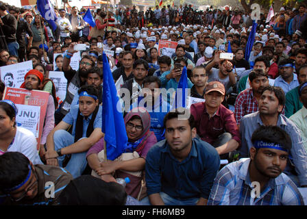 New Delhi, India. Il 23 febbraio, 2016. Gli studenti frequentano una protesta al rally di Jantar Mantar oltre ai Dalit studente Rohith Vemula nel suicidio il mese scorso a Nuova Delhi, capitale dell'India, nel febbraio 23, 2016. Migliaia di studenti e insegnanti si sono riuniti nel cuore della capitale indiana di martedì per protestare contro la discriminazione di casta e l'arresto di uno studente leader sedizione tasse in New Delhi. © Stringer/Xinhua/Alamy Live News Foto Stock