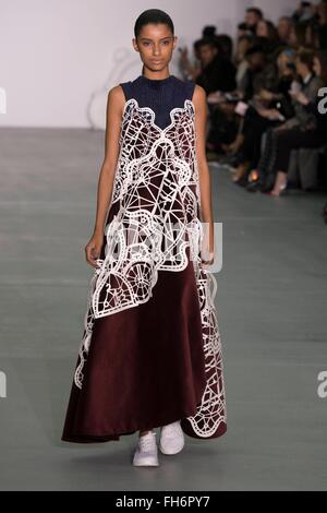 Londra, Regno Unito. Il 23 febbraio, 2016. Xiao Li passerella al London Fashion Week AW16, LFW AW16. 23/02/2016 Credit: dpa picture alliance/Alamy Live News Foto Stock