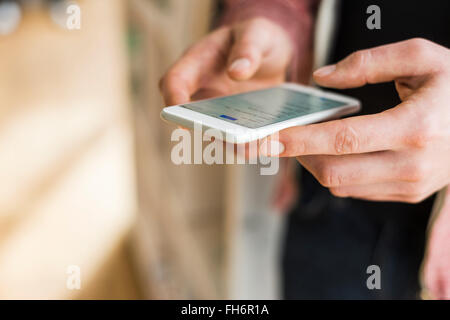 Close-up di uomo smarthone di contenimento Foto Stock