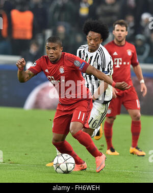 Monaco di Baviera è Douglas Costa (L) il sistema VIES per la palla con la Juve di Juan Cuadrado durante la UEFA Champions League round di 16 prima gamba partita di calcio tra Juventus Torino e FC Bayern Monaco presso la Juventus Stadium di Torino, 23 febbraio 2016. Foto: Peter Kneffel/dpa Foto Stock