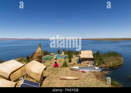 Isole Titino, Lago Titicaca, Perù - 14 Ottobre 2015: fotografia del meno turistiche Titino isole galleggianti sul Titicaca Foto Stock