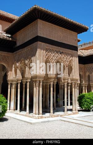 Archi in marmo formando i portici che circondano la corte dei Leoni (Patio de los leones), Palazzo della Alhambra di Granada, Granada Foto Stock