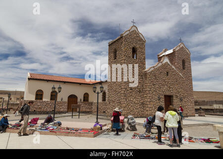 San Antonio de los Cobres, Argentina - 14 Novembre 2015: la gente vendere e comprare artigianato di fronte alla cattedrale. Foto Stock