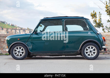 Fermo, Italia - 8 Febbraio 2016: verde scuro Austin Mini Cooper Mk III vista laterale. Questa modifica della Mini è una piccola automobile Foto Stock