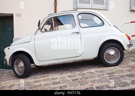 Fermo, Italia - 11 Febbraio 2016: vecchia FIAT 500 bianco città L'auto sulla strada della città italiana, vista laterale Foto Stock