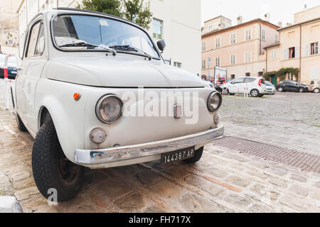 Fermo, Italia - 11 Febbraio 2016: vecchia FIAT 500 bianco città L'auto sulla strada della città italiana, closeup vista frontale Foto Stock