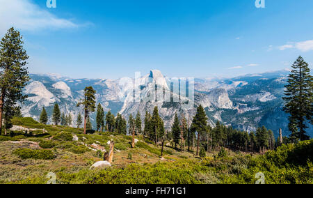 Vista nella Yosemite Valley, Half Dome, Yosemite National Park, California, Stati Uniti d'America Foto Stock