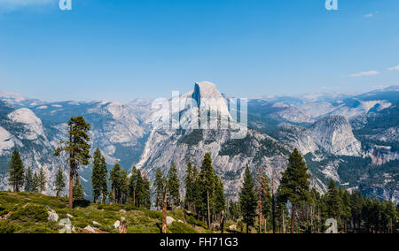 Vista nella Yosemite Valley, Half Dome, Yosemite National Park, California, Stati Uniti d'America Foto Stock