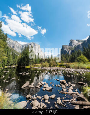 Vista della valle che si affaccia sulla El Capitan con fiume Merced River, Yosemite National Park, California, Stati Uniti d'America Foto Stock