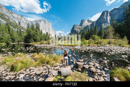 Tourist fotografare, Valley View si affaccia su El Capitan e fiume Merced, Yosemite National Park, California, Stati Uniti d'America