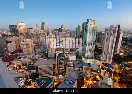 Makati lo skyline della citta'. Makati City è uno dei più sviluppati distretto commerciale di Metro Manila e l intero Filippine. Foto Stock