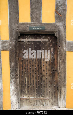 Un 'Attenzione' segno sopra una porta a Stokesay Castle. In Stokesay, Ludlow, Inghilterra. Foto Stock