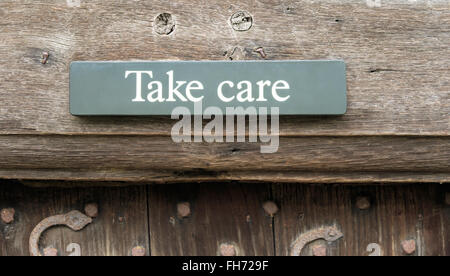 Un 'Attenzione' segno sopra una porta a Stokesay Castle. In Stokesay, Ludlow, Inghilterra. Il 21 FE Foto Stock