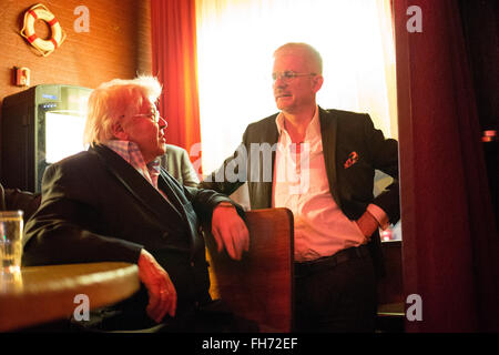 Amburgo, Germania. Il 23 febbraio, 2016. Autore Heinz Strunk (R) und Joern Nuernberg, ex proprietario del pub e figlio di Herbert Nuernberg, parlare prima della presentazione di un libro da ospiti Strunk stand in 'Zum goldenen Hanschuh' pub ad Amburgo, Germania, 23 febbraio 2016. Vi Strunk presenta il suo nuovo romanzo 'Der goldene Handschuh' (Il Golden guanto) circa assassino Fritz Honka. Il libro arriva a memorizza il 26 febbraio 2016. Foto: CHRISTIAN CHARISIUS/dpa/Alamy Live News Foto Stock