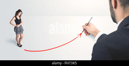 Persona d'affari guardando alla linea disegnata a mano Foto Stock