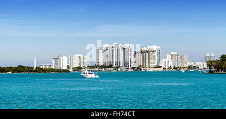 Downtown skyline di Miami dal mare, Florida, Stati Uniti d'America. Foto Stock
